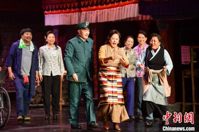 圖為西藏本土話劇《八廓街北院》演出現(xiàn)場。　貢嘎來松 攝