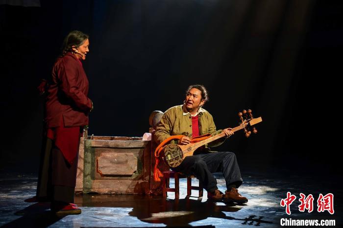 圖為西藏本土話劇《八廓街北院》演出現(xiàn)場?！∝暩聛硭?攝