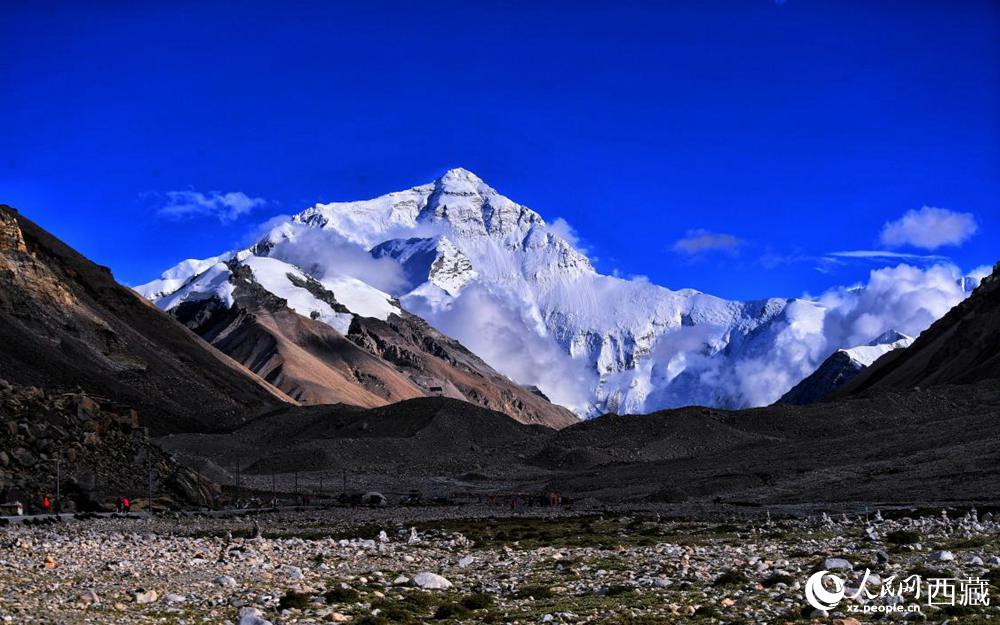 遠(yuǎn)眺珠穆朗瑪峰。