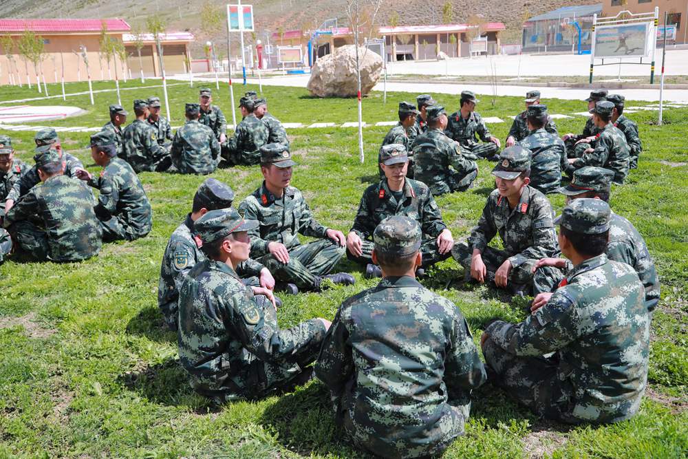 官兵正在開展“讀書分享”交流活動(dòng)。