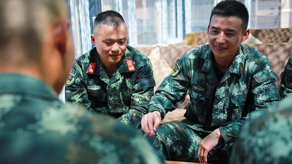 官兵正在陽(yáng)光棚內(nèi)優(yōu)雅的環(huán)境中下象棋。