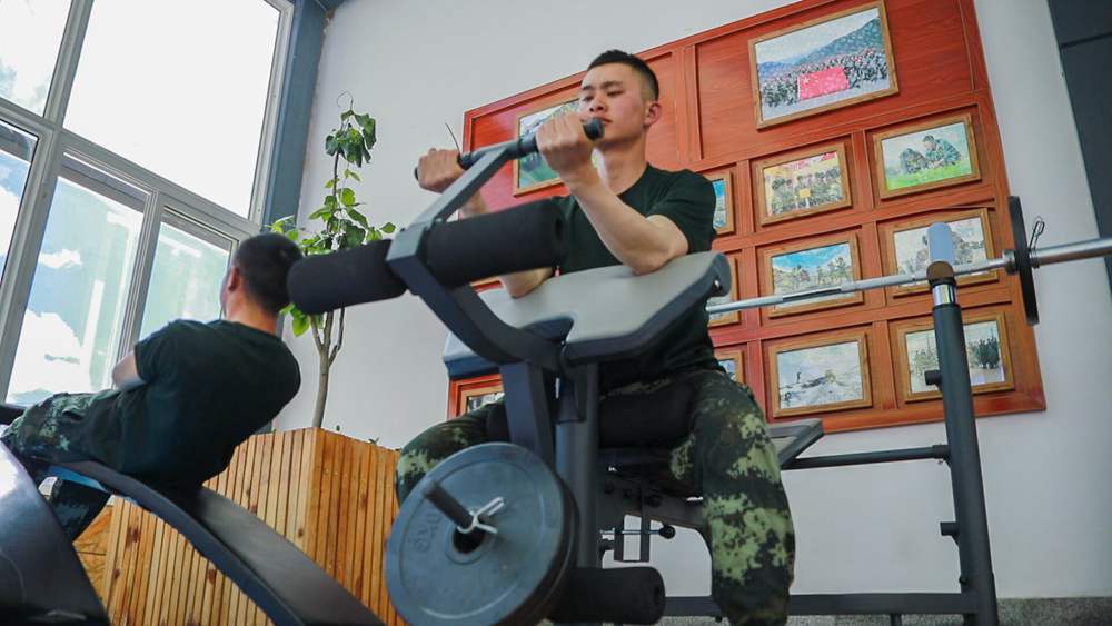 官兵正在陽(yáng)光棚內(nèi)自我健身。