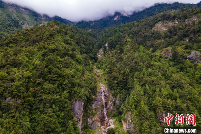 勒布溝的瀑布?！〗w波 攝