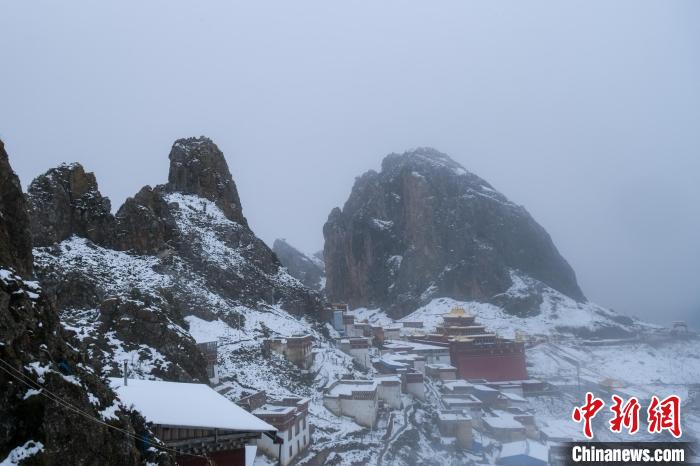 雍仲苯教孜珠寺風(fēng)光?！〗w波 攝