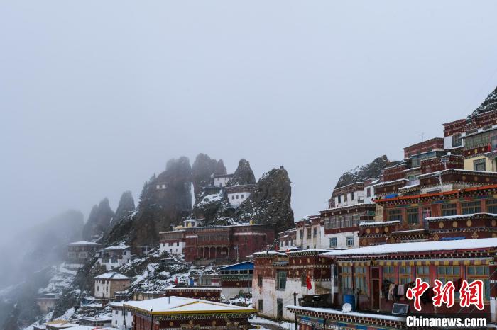 云霧環(huán)繞的孜珠寺?！〗w波 攝