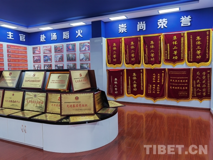 1 標(biāo)兵中隊(duì)榮譽(yù)室 .jpg 1 標(biāo)兵中隊(duì)榮譽(yù)室 .jpg