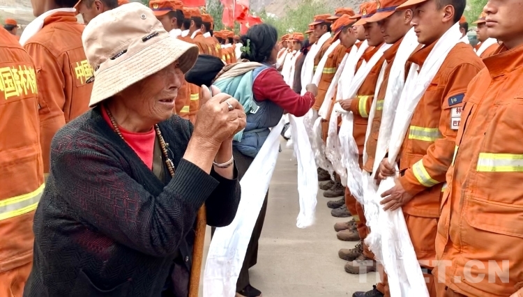 1 洛松旺修攝 如美鎮(zhèn)“4.24”打火任務(wù)后藏族同胞被指戰(zhàn)員連續(xù)奮戰(zhàn)的精神所感動.PNG 1 洛松旺修攝 如美鎮(zhèn)“4.24”打火任務(wù)后藏族同胞被指戰(zhàn)員連續(xù)奮戰(zhàn)的精神所感動.PNG