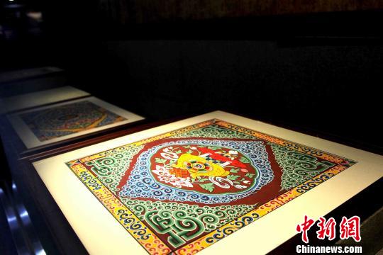 圖為藏式建筑傳統(tǒng)圖案?！?zhí)砀?攝