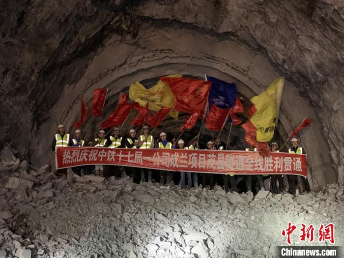 歷時(shí)74個(gè)月建設(shè)成蘭鐵路茂縣隧道全線(xiàn)貫通