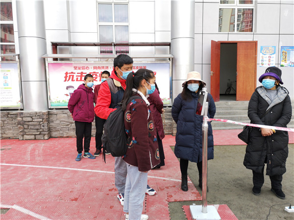 圖片默認標題_fororder_1、學生排隊進入校園-攝影-左斌