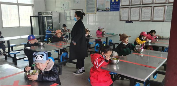 圖片默認標題_fororder_3、錯峰就餐的學生們-攝影-左斌