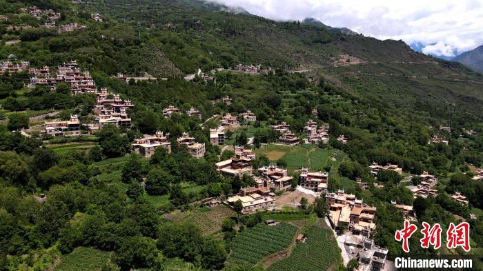 四川丹巴村民洛太的民宿致富夢：“除了好政策，自己更要有干勁”