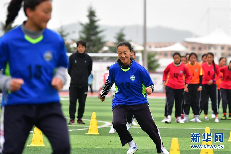 （體育·專題）（14）足球——踢球吧！草原女孩
