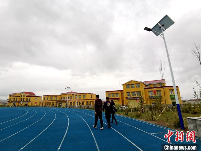 青海草原上的新村落：扶貧政策“照”在我的家，“暖”著我的心