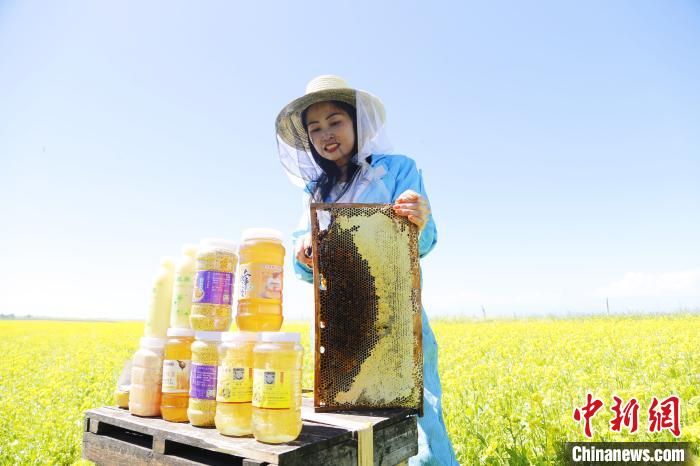 圖為蜂農(nóng)現(xiàn)場展示蜂產(chǎn)品?！●R銘言 攝