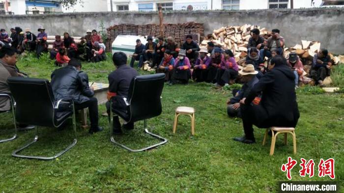 村民接受防火常識教育。若爾蓋縣林業(yè)和草原局供圖