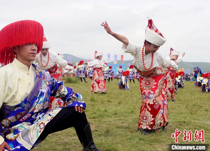 當(dāng)?shù)孛癖姎g慶香浪節(jié)?！「哒?攝