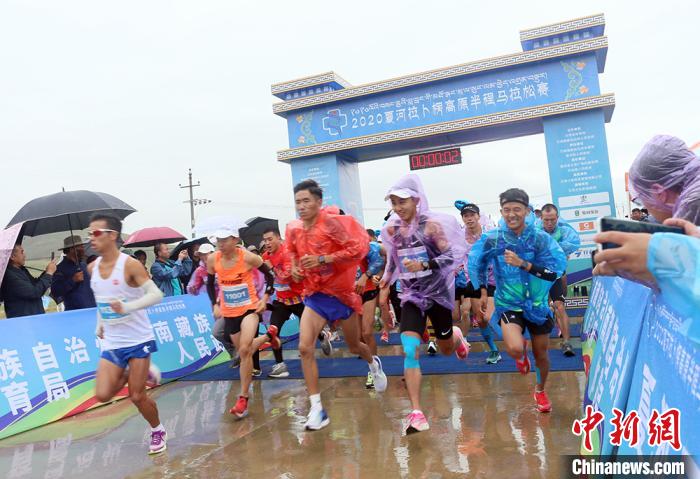 8月23日，拉卜楞高原半程馬拉松在甘加秘境景區(qū)鳴槍開跑?！「哒?攝