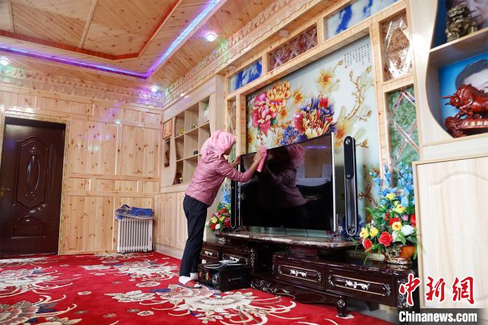 圖為做家務(wù)的項(xiàng)青達(dá)杰妻子。　馬銘言 攝