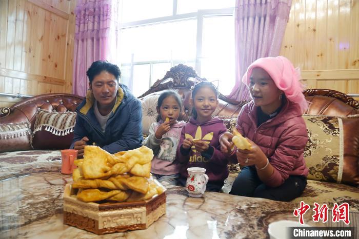 圖為項(xiàng)青達(dá)杰一家人合影?！●R銘言 攝