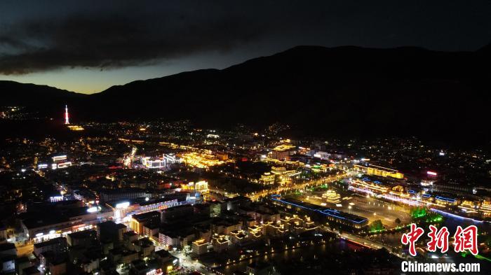 圖為玉樹市城市建設(shè)。　蘇丹 攝