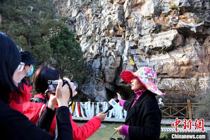 圖為中外媒體在玉樹州玉樹市采訪文旅融合情況?！?zhí)砀?攝