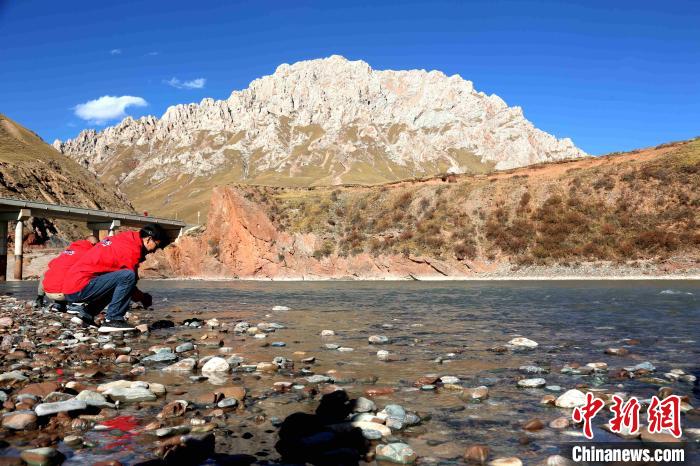 圖為中外記者在雜多縣境內(nèi)的瀾滄江干流采訪當(dāng)?shù)厣鷳B(tài)保護(hù)情況?！?zhí)砀?攝