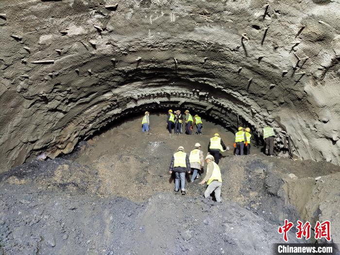 圖為久馬高速查針梁子隧道施工現(xiàn)場(chǎng)?！⊥貔i 攝