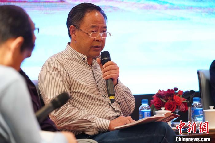 圖為青海省藝術(shù)研究所所長、文化學(xué)者耿占坤發(fā)表觀點?！√K丹 攝