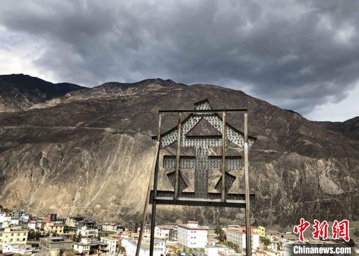 圖為處在山巒腳下的奔子欄?！】姵?攝