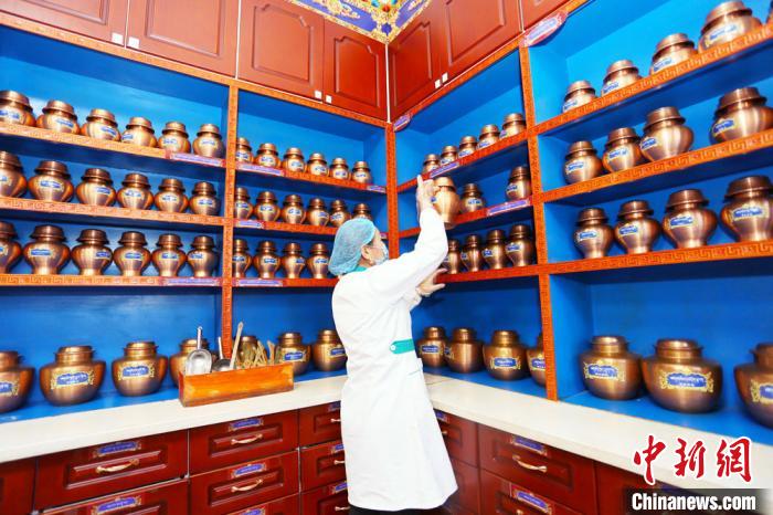 近年來，夏河縣藏醫(yī)醫(yī)院在基礎設施、醫(yī)療服務、業(yè)務拓展、人才梯隊、制度建設等都發(fā)生了巨大變化。　高展 攝