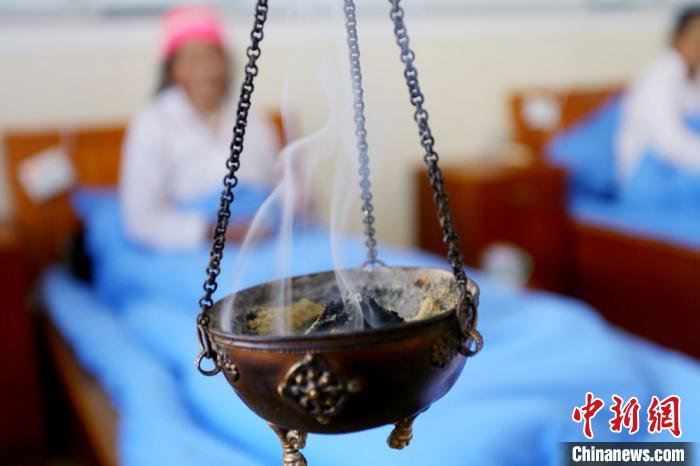 圖為藏醫(yī)熏藥療法。　高展 攝