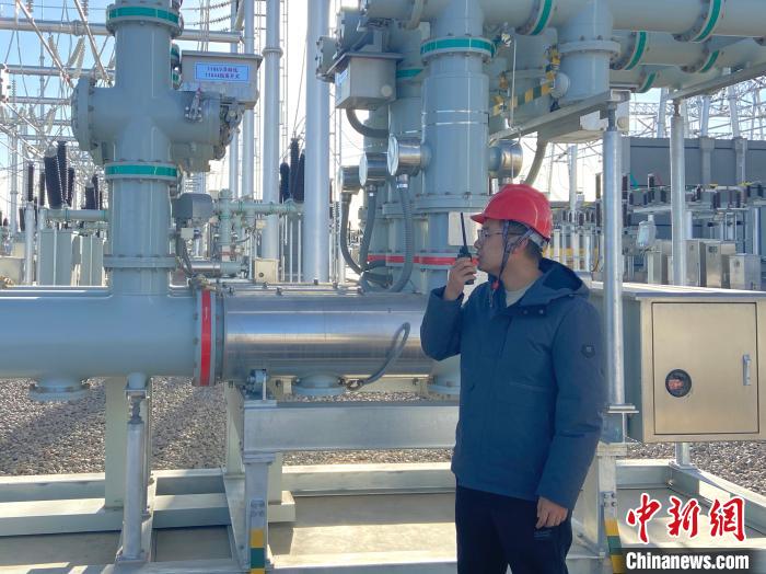 圖為國網(wǎng)青海檢修公司專業(yè)人員在沙柳變電站驗收設(shè)備?！√岂?攝