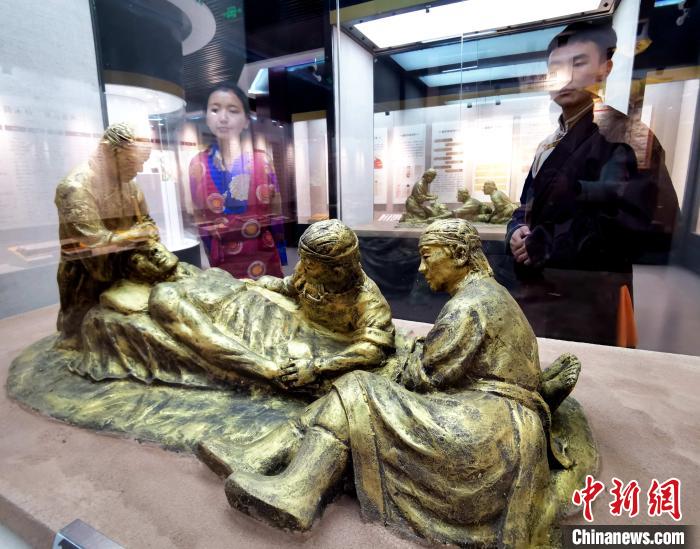 圖為模擬的藏醫(yī)眼科手術(shù)場(chǎng)景?！?zhí)砀?攝