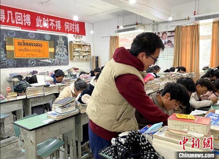 學生在免費輔導班上課?！∧岈敵?攝