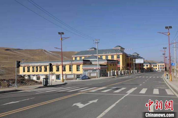 青海黃河岸畔“脫貧戰(zhàn)歌”：村民感受“穩(wěn)穩(wěn)的幸?！? oldsrc=