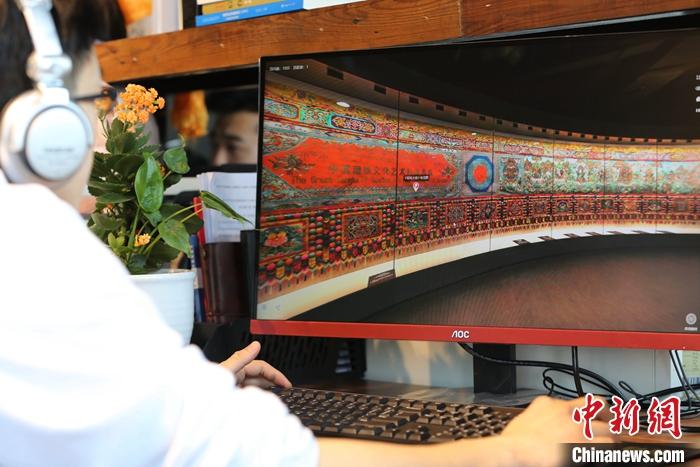 2月23日，青海西寧，市民利用VR瀏覽長(zhǎng)達(dá)608米的《中國(guó)藏族文化藝術(shù)彩繪大觀》。農(nóng)歷辛丑牛年新年“巧遇”藏歷鐵牛新年，青海高原農(nóng)牧民特別是生活在城市的藏族民眾，正享受從“流口水”的糌粑到“鎮(zhèn)館之寶”VR體驗(yàn)的味覺、視覺“大餐”之變。<a target='_blank' ><p  align=