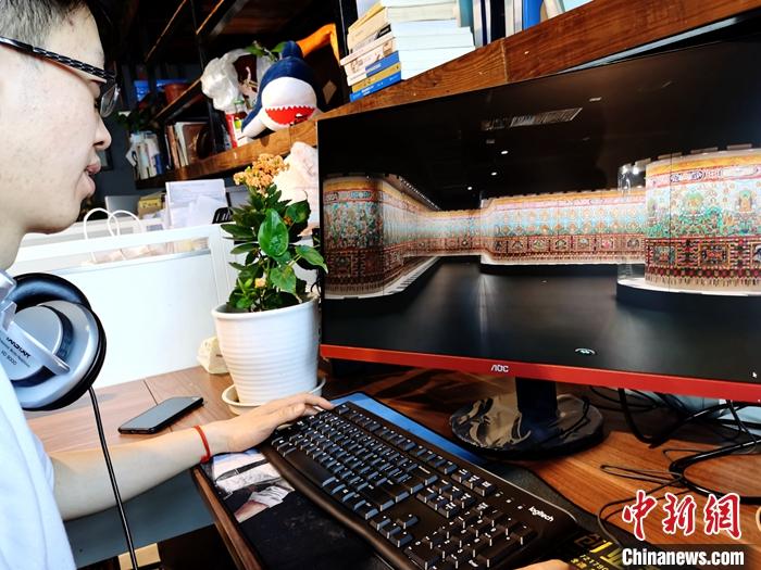 2月23日，青海西寧，市民利用VR瀏覽長達(dá)608米的《中國藏族文化藝術(shù)彩繪大觀》。農(nóng)歷辛丑牛年新年“巧遇”藏歷鐵牛新年，青海高原農(nóng)牧民特別是生活在城市的藏族民眾，正享受從“流口水”的糌粑到“鎮(zhèn)館之寶”VR體驗(yàn)的味覺、視覺“大餐”之變。<a target='_blank' ><p  align=