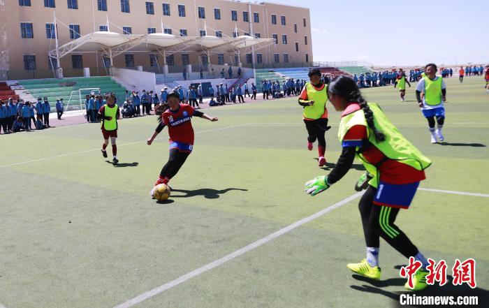 青海湖畔的校園女子足球隊(duì):最想成為中國女足后備軍