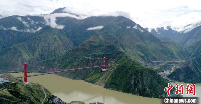 圖為雅康高速瀘定大渡河大橋?！⒅铱?攝