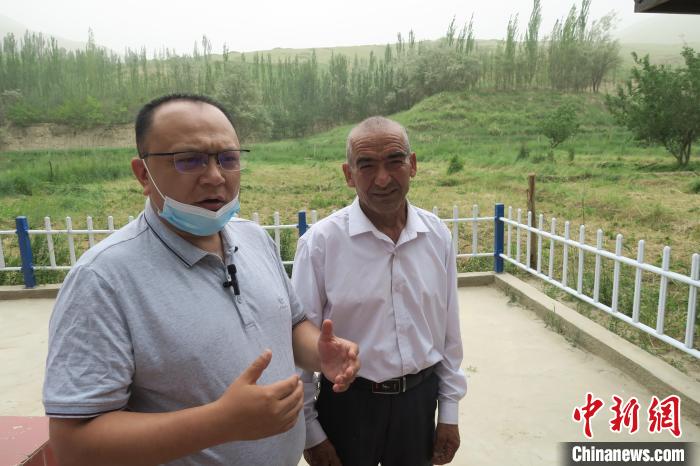 圖右為普魯村當(dāng)年迎接進(jìn)藏先遣連入村的見(jiàn)證者后代西日普·依布地?！畛坛?攝