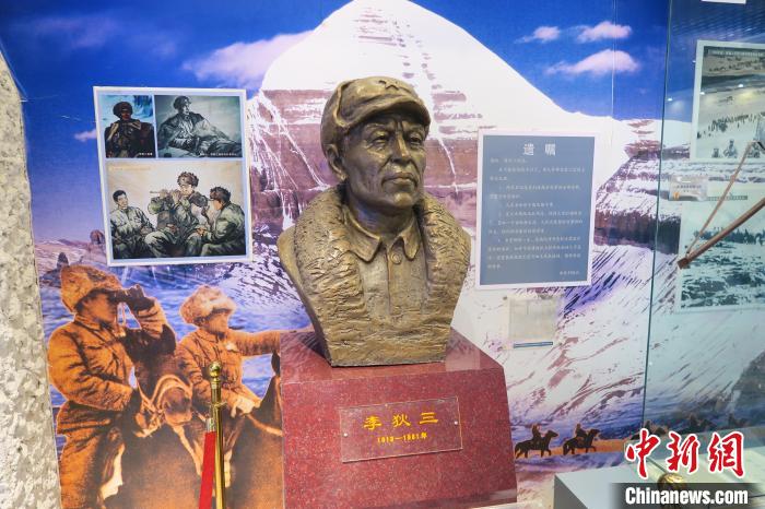 圖為南疆軍區(qū)某合成團(tuán)1連榮譽(yù)室，雕像是進(jìn)藏先遣英雄連總指揮李狄三?！畛坛?攝