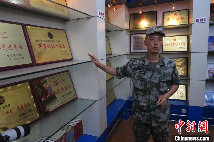 圖為南疆軍區(qū)某合成團(tuán)1連連長(zhǎng)齊楠?！畛坛?攝