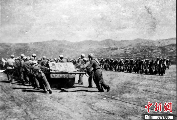 十八軍戰(zhàn)士修建機(jī)場(chǎng)跑道。(歷史圖片由十八軍后代張小康提供，劉炳科翻拍)