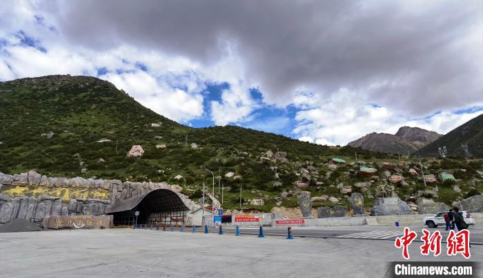 已建成通車的雀兒山隧道?！⒅铱?攝