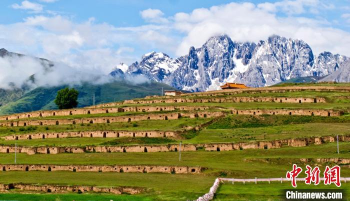 十八軍甘孜窯洞群。　劉忠俊 攝