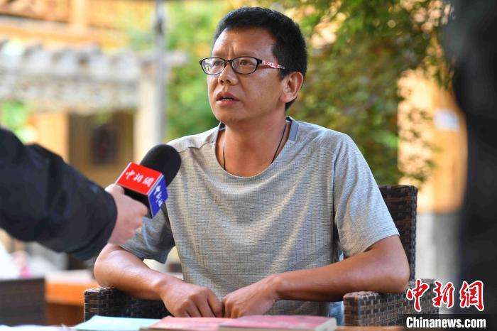 圖為和澗秋接受記者采訪?！⑷疥?攝