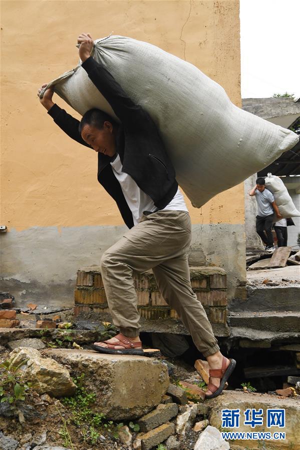 （新華全媒+）（8）千里“挪窩”，踏實(shí)開啟新生活