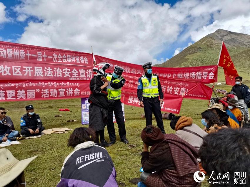 給牧民講如何佩戴安全頭盔。巴登攝