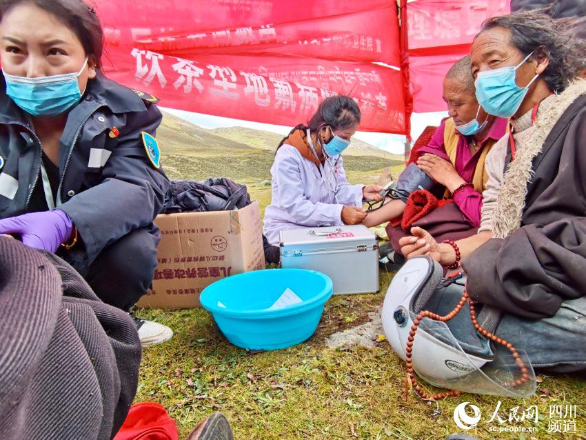 給牧民檢查身體。巴登攝